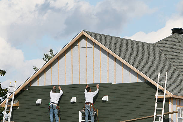 Professional Vinyl Siding technician working in Yorkville, IL
